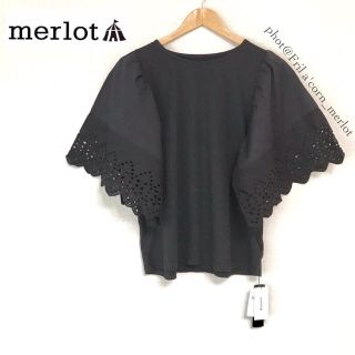 メルロー(merlot)のメルロー 異素材パンチングスカラップスリーブトップス ＊ブラック(シャツ/ブラウス(半袖/袖なし))