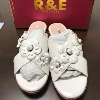 アールアンドイー(R&E)のR&E 一度のみ使用 フラワーサンダル 美品 春夏秋 可愛い 安い 今期物(サンダル)