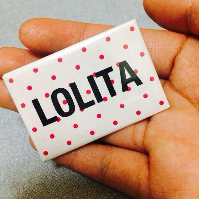 Katie(ケイティー)の"LOLITA"ロゴブローチ レディースのアクセサリー(ブローチ/コサージュ)の商品写真