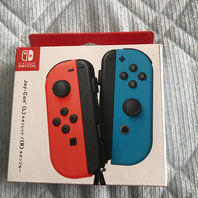 任天堂(ニンテンドウ)の任天堂 switch Joy-Con レッド&ブルー   エンタメ/ホビーのゲームソフト/ゲーム機本体(家庭用ゲーム機本体)の商品写真