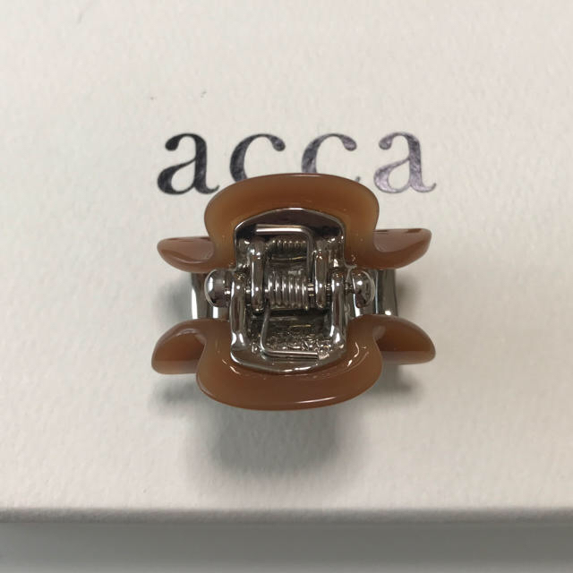 acca(アッカ)のacca  小クリップ  アッカ  ブラウン   レディースのヘアアクセサリー(バレッタ/ヘアクリップ)の商品写真