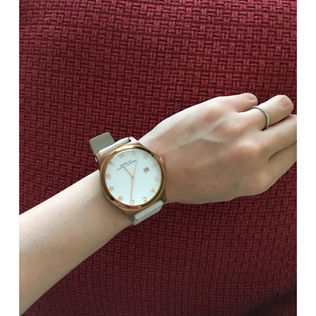 MARC BY MARC JACOBS(マークバイマークジェイコブス)のマークバイジェイコブス★白×ゴールド★時計 レディースのファッション小物(腕時計)の商品写真