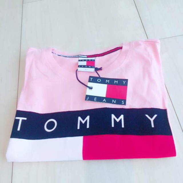TOMMY HILFIGER(トミーヒルフィガー)のラスト1！新品未使用 tommy jeans 90sロゴTシャツ ピンクXS レディースのトップス(Tシャツ(半袖/袖なし))の商品写真