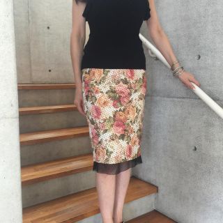 ザラ(ZARA)のZARAの花柄タイトスカート(ひざ丈スカート)