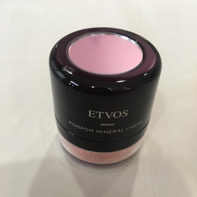 ETVOS(エトヴォス)のETVOS ポンポンミネラルチーク ハニーサックル コスメ/美容のベースメイク/化粧品(チーク)の商品写真