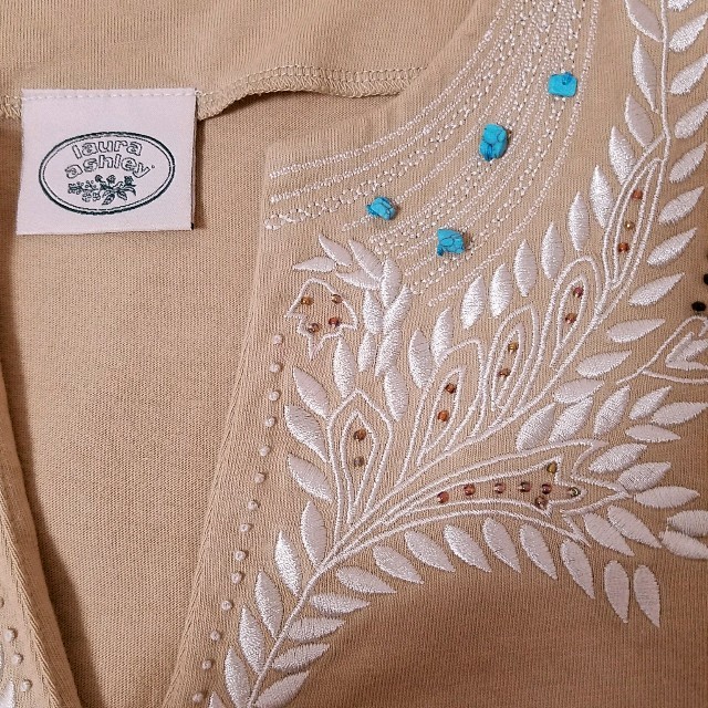 LAURA ASHLEY(ローラアシュレイ)のローラアシュレイ刺繍Tシャツ(送料込) レディースのトップス(Tシャツ(半袖/袖なし))の商品写真