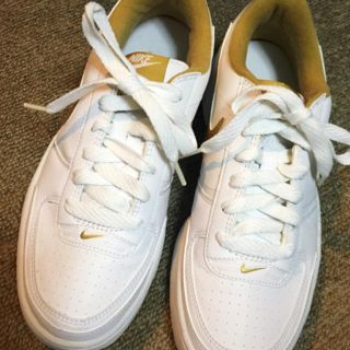 ナイキ(NIKE)の白×ゴールド スニーカー✨(スニーカー)