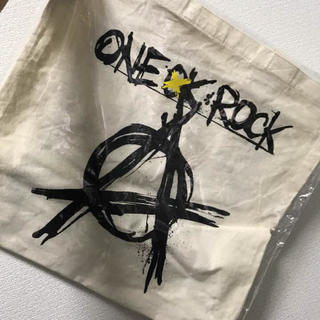 ワンオクロック(ONE OK ROCK)の新品未開封 ONE OK ROCK トートバッグ ナチュラル(ミュージシャン)