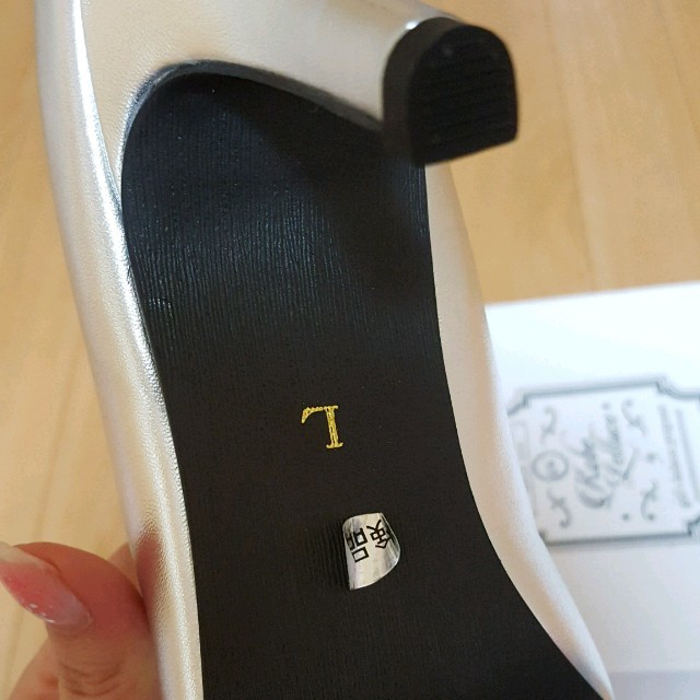 神戸レタス(コウベレタス)の神戸レタス シルバーパンプスLサイズ レディースの靴/シューズ(ハイヒール/パンプス)の商品写真