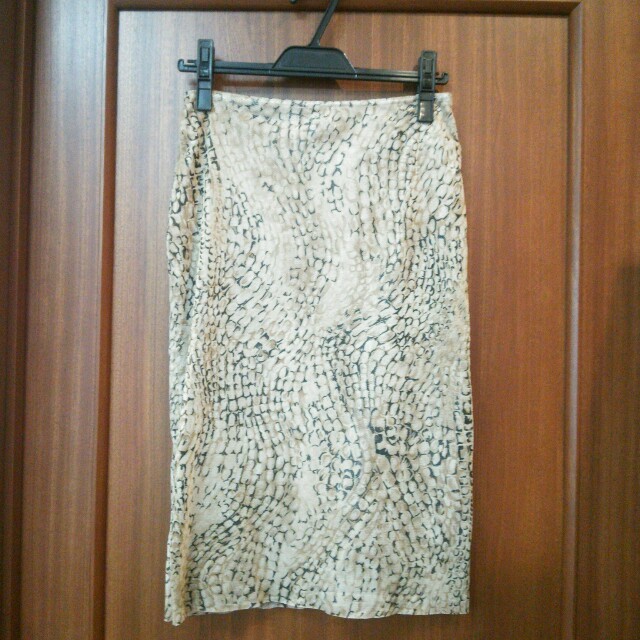 MORGAN(モルガン)の美品  モルガンのキラキラパイソン柄のスカート＊ レディースのスカート(ひざ丈スカート)の商品写真
