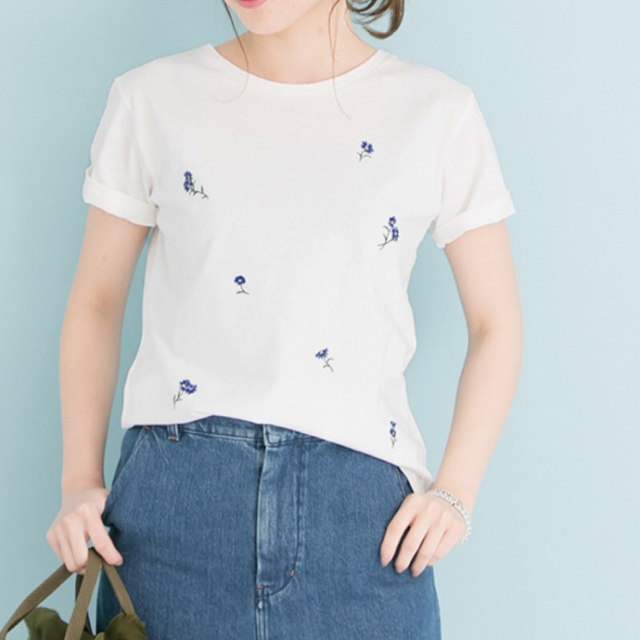 URBAN RESEARCH(アーバンリサーチ)のURBAN RESEARCH  小花柄刺繍Tシャツ  アーバンリサーチ レディースのトップス(Tシャツ(半袖/袖なし))の商品写真