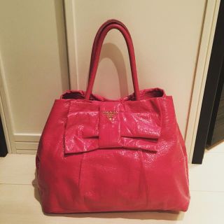 プラダ(PRADA)のPRADA(プラダ)エナメルリボンバッグ(ハンドバッグ)