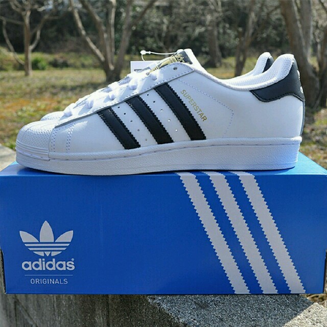 adidas(アディダス)の♥送料込23cm♥アディダス スーパースター 白黒 C77124 レディースの靴/シューズ(スニーカー)の商品写真