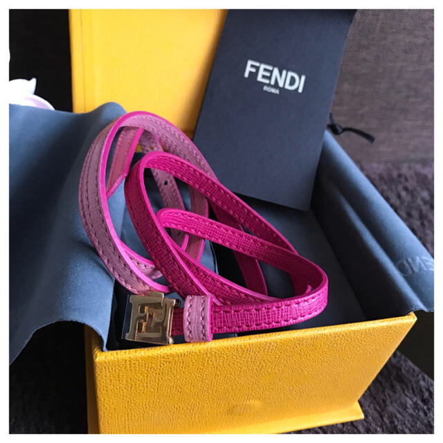 FENDI(フェンディ)の新品未使用タグ付FENDI直営店担当外商購入本革ブレスレット レディースのアクセサリー(ブレスレット/バングル)の商品写真