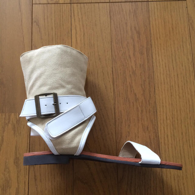 HANJIRO(ハンジロー)のHaNjiRo 白ベルトブーサン レディースの靴/シューズ(サンダル)の商品写真