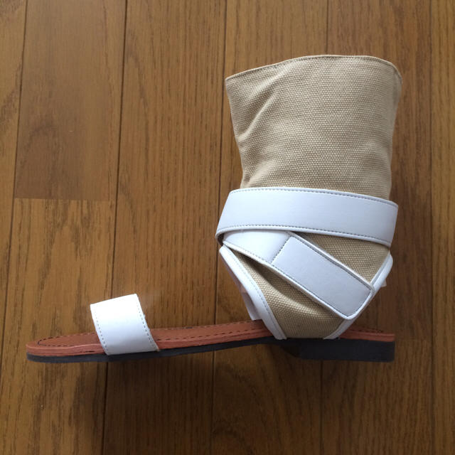 HANJIRO(ハンジロー)のHaNjiRo 白ベルトブーサン レディースの靴/シューズ(サンダル)の商品写真