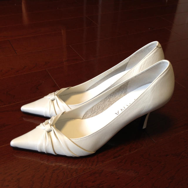 DIANA(ダイアナ)のDIANAの白パンプス レディースの靴/シューズ(ハイヒール/パンプス)の商品写真