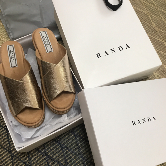 RANDA(ランダ)のRANDA ゴールド サンダル レディースの靴/シューズ(サンダル)の商品写真