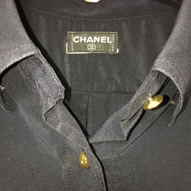 CHANEL(シャネル)のシャネル シルクブラウス 濃紺 送料無料 レディースのトップス(シャツ/ブラウス(長袖/七分))の商品写真