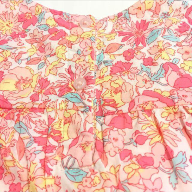 babyGAP(ベビーギャップ)の定価4200円⋆︎GAP花柄ロンパース キッズ/ベビー/マタニティのベビー服(~85cm)(ロンパース)の商品写真