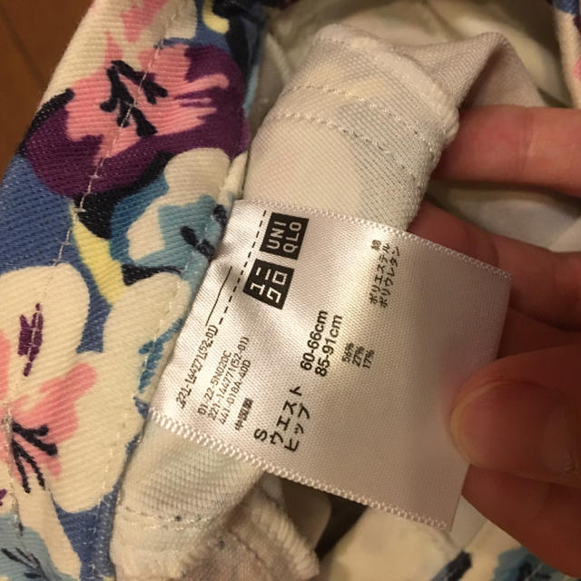 UNIQLO(ユニクロ)の※①UNIQLOクロップド丈レギパン花柄Sサイズ レディースのパンツ(クロップドパンツ)の商品写真