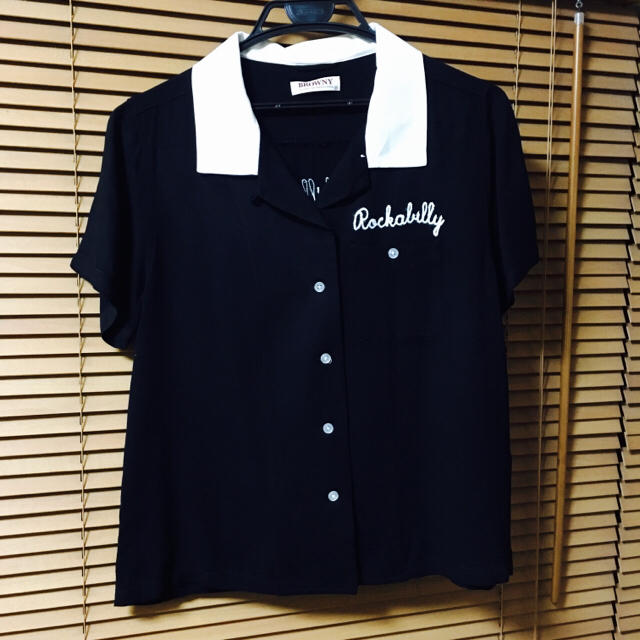 WEGO(ウィゴー)のWEGO 刺繍入り ボーリングシャツ ブラック レディースのトップス(シャツ/ブラウス(半袖/袖なし))の商品写真