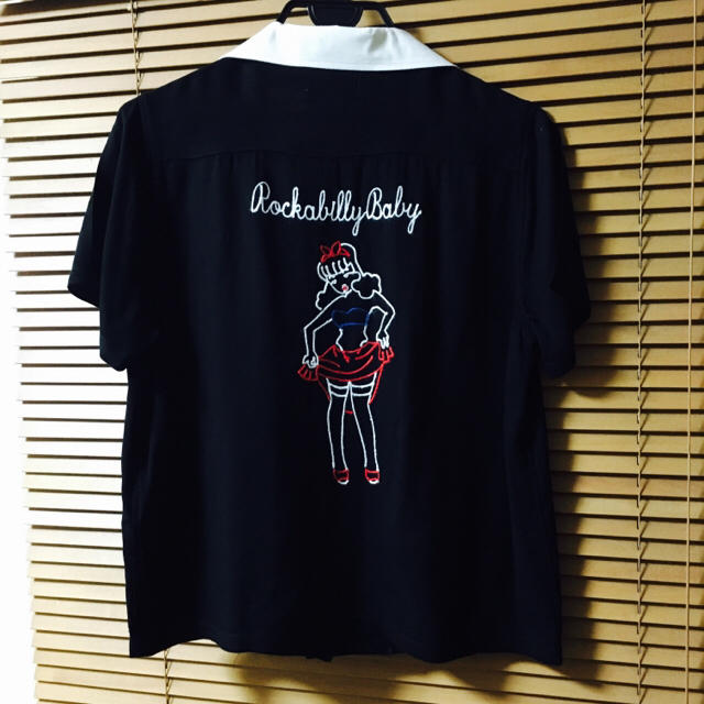 WEGO(ウィゴー)のWEGO 刺繍入り ボーリングシャツ ブラック レディースのトップス(シャツ/ブラウス(半袖/袖なし))の商品写真