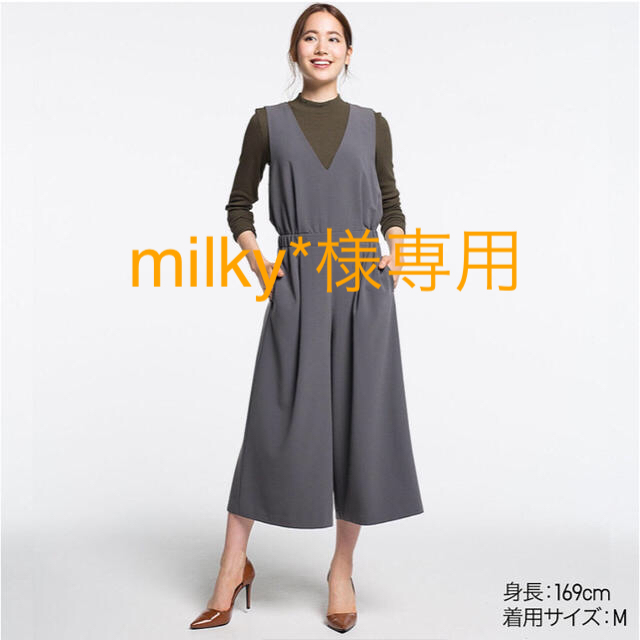 UNIQLO(ユニクロ)の【milky*様専用】ユニクロ Vネックサロペット M／ダークグレー 新品 レディースのパンツ(サロペット/オーバーオール)の商品写真