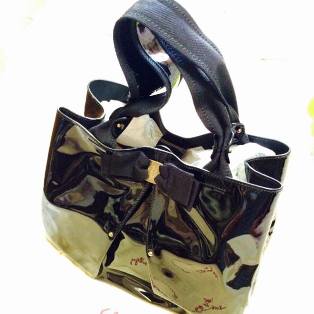 Ferragamo(フェラガモ)のフェラガモ エナメルお出かけBag❤️ レディースのバッグ(ハンドバッグ)の商品写真