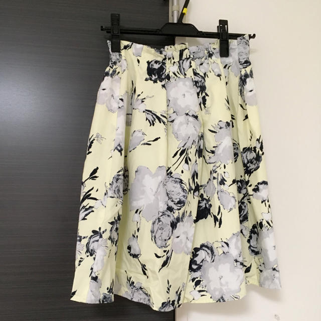 HERE'S(ヒアーズ)のHERE'S  花柄スカート レディースのスカート(ひざ丈スカート)の商品写真