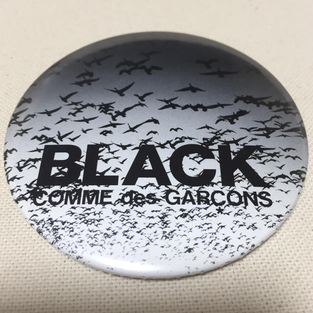 COMME des GARCONS(コムデギャルソン)のコムデギャルソン 大判の缶バッチ ③ メンズのファッション小物(その他)の商品写真