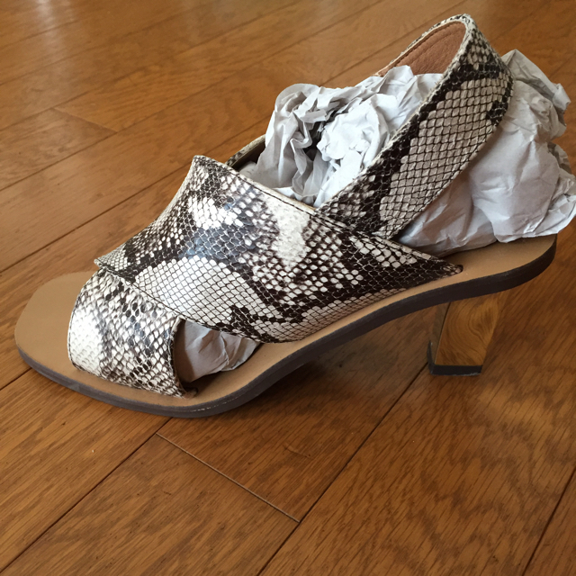 Mila Owen(ミラオーウェン)のシルバーヒールクロスサンダル レディースの靴/シューズ(サンダル)の商品写真