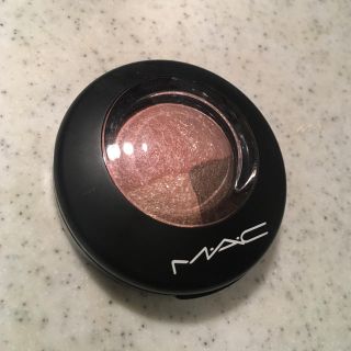 マック(MAC)のMAC ミネラライズアイシャドウ ペタルペイト ほぼ新品(アイシャドウ)