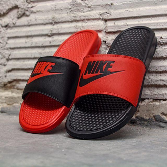 ミスマッチ 26センチ ナイキ ベナッシ サンダル 黒*赤 NIKEの ミスマッチ 26センチ ナイキ ベナッシ サンダル 黒*赤 NIKEの