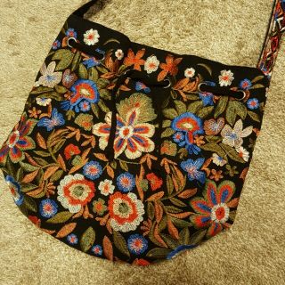 ザラ(ZARA)のZARA　刺繍　ショルダーバッグ(ショルダーバッグ)