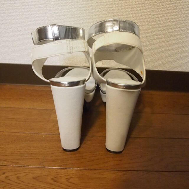 MURUA(ムルーア)のMURUA 白×シルバー サンダル レディースの靴/シューズ(サンダル)の商品写真