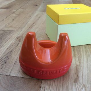 ルクルーゼ(LE CREUSET)のルクルーゼ 鍋ふた 置き リッド スタンド オレンジ(収納/キッチン雑貨)