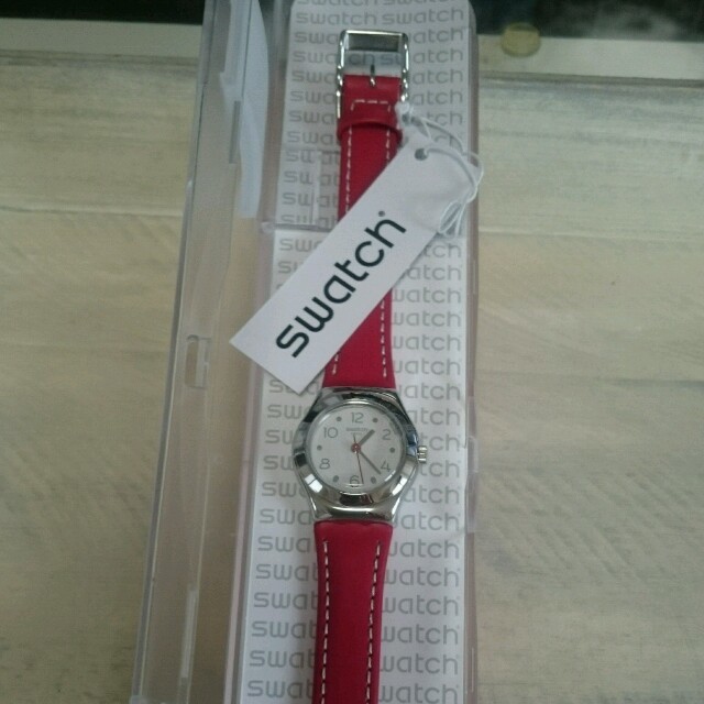 swatch(スウォッチ)の☆swatch☆新品・レディース腕時計・赤レザー レディースのファッション小物(腕時計)の商品写真