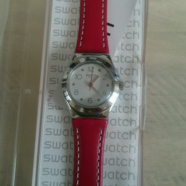 swatch(スウォッチ)の☆swatch☆新品・レディース腕時計・赤レザー レディースのファッション小物(腕時計)の商品写真