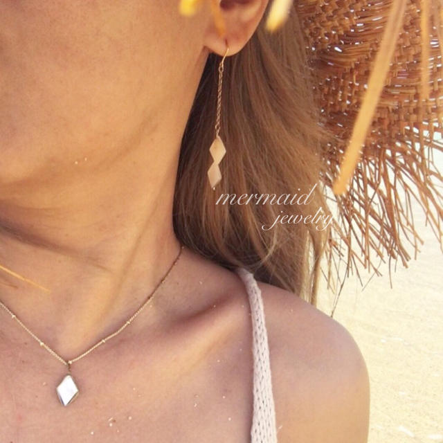 天然石 ダイヤシェル アシンメトリー ピアス mermaid jewelry ハンドメイドのアクセサリー(ピアス)の商品写真