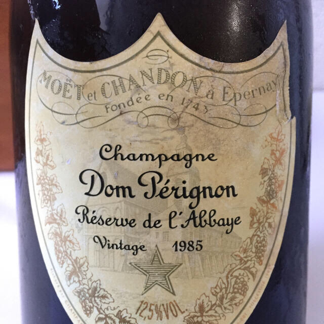 Dom Pérignon(ドンペリニヨン)のドンペリ ゴールド（レゼヴドラベイ）1985年 食品/飲料/酒の酒(シャンパン/スパークリングワイン)の商品写真