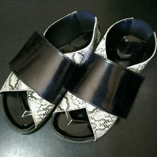 MURUA(ムルーア)のムルーアのパイソン柄サンダル レディースの靴/シューズ(サンダル)の商品写真