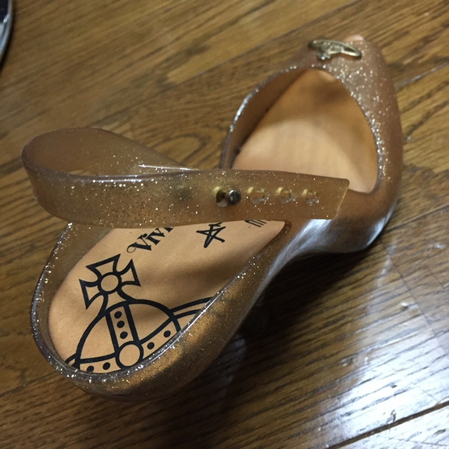 Vivienne Westwood(ヴィヴィアンウエストウッド)のメリッサ ゴールドパンプス レディースの靴/シューズ(ハイヒール/パンプス)の商品写真