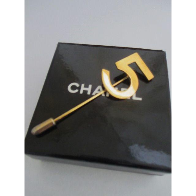 CHANEL(シャネル)の【正規品】シャネルラペルピン（衿用ブローチ）★ シャネル No.5モチーフ　★ レディースのアクセサリー(ブローチ/コサージュ)の商品写真