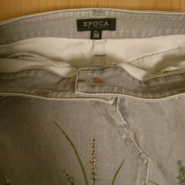 EPOCA(エポカ)の花柄プリントデニムスカート レディースのスカート(ひざ丈スカート)の商品写真