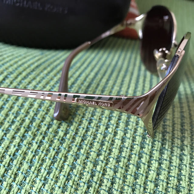 Michael Kors(マイケルコース)のMICHAEL KORSサングラス レディースのファッション小物(サングラス/メガネ)の商品写真