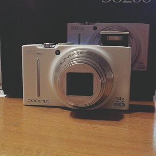 ニコン(Nikon)のNikon s8200 Coolpix ホワイト(コンパクトデジタルカメラ)