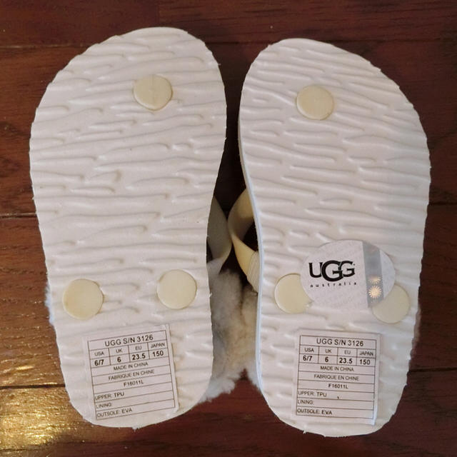 UGG(アグ)のRom様専用《新品未使用》UGG サンダル キッズ/ベビー/マタニティのキッズ靴/シューズ(15cm~)(サンダル)の商品写真