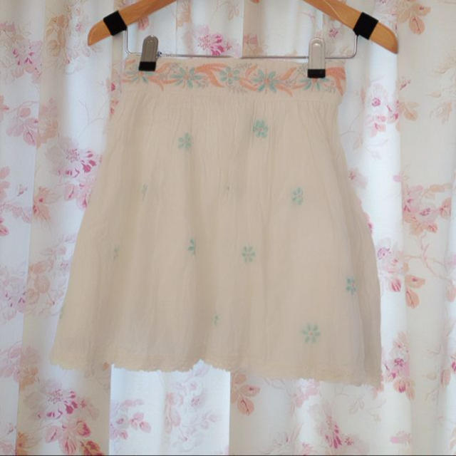 MERCURYDUO(マーキュリーデュオ)のmercury配色ハンド刺繍スカート レディースのスカート(ミニスカート)の商品写真