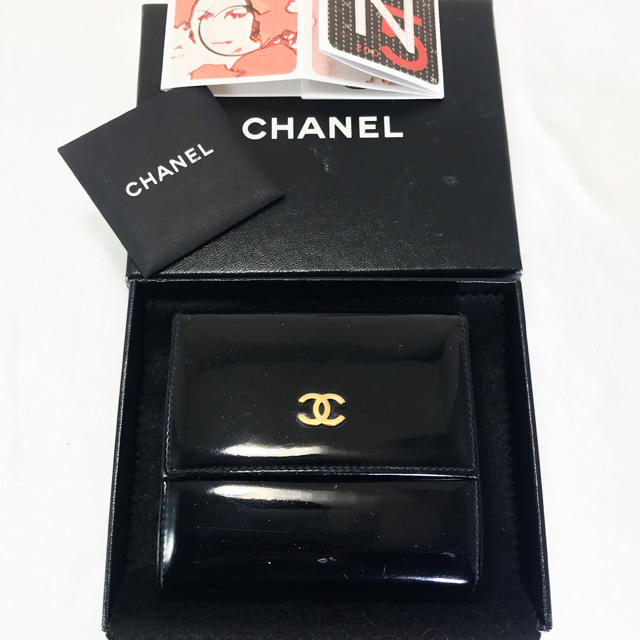 CHANEL(シャネル)のCHANEL エナメルBlack & Gold折り財布 レディースのファッション小物(財布)の商品写真